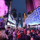 Pokémon Go: Privilegierte Spieler verkaufen ihr Mewtwo für Tausende und schockieren damit die Community. Pokémon Go Fans React in Disgust as Players Hand-Picked to Attend Exclusive Times Square Event Sell Their Prized Mewtwo for Thousands of Dollars, Breaking the Game's Rules
